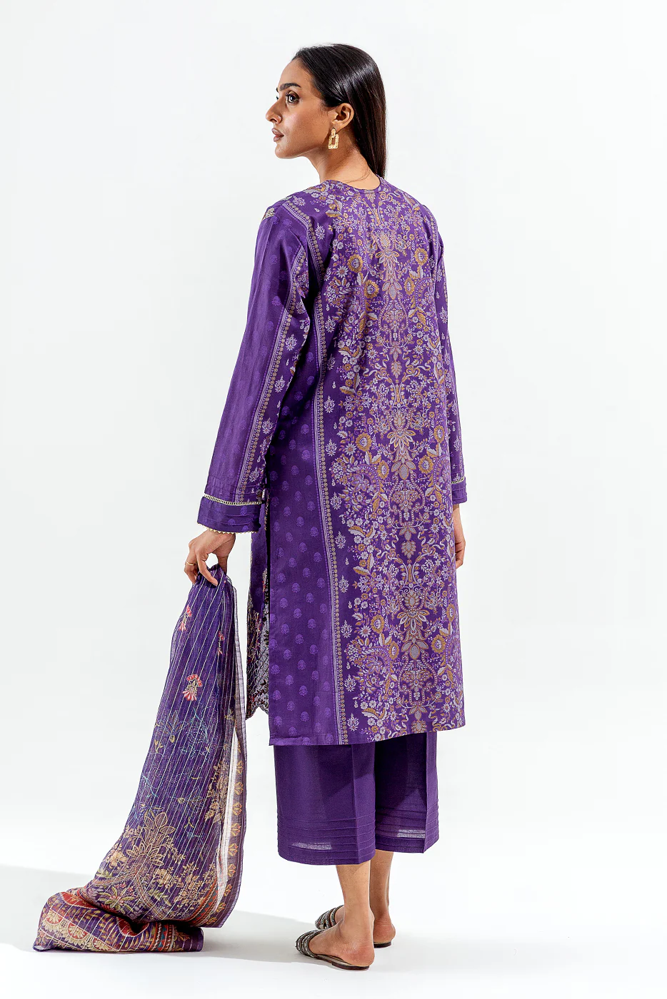 3 PIECE EMBROIDERED LAWN  SUIT (LUXURY PRET) - Image 4