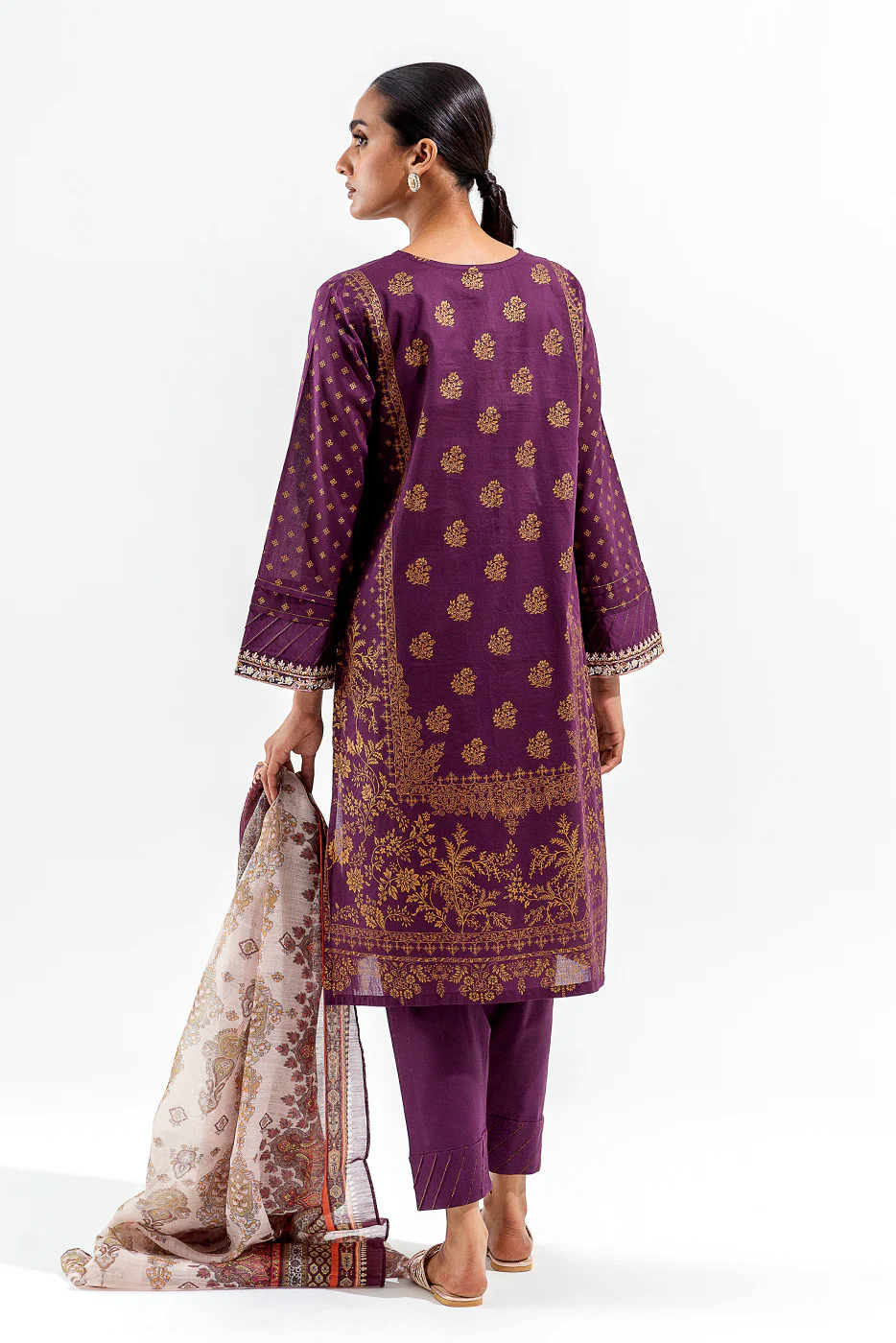 3 PIECE EMBROIDERED LAWN  SUIT (LUXURY PRET) - Image 4