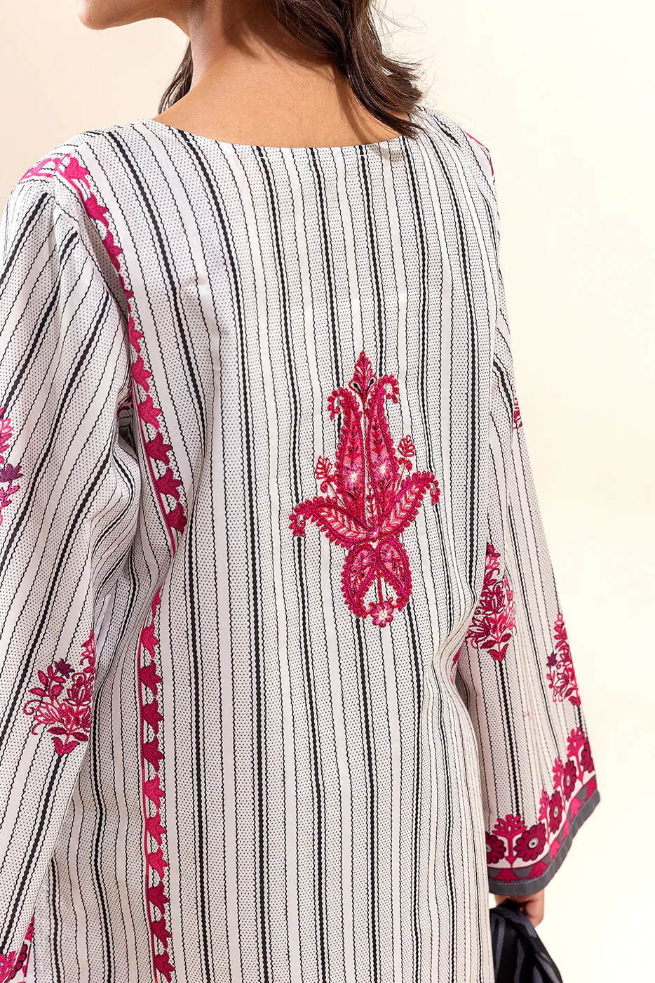 3 PIECE EMBROIDERED LAWN SUIT-SANGRIA BRUST (UNSTITCHED) - Image 7