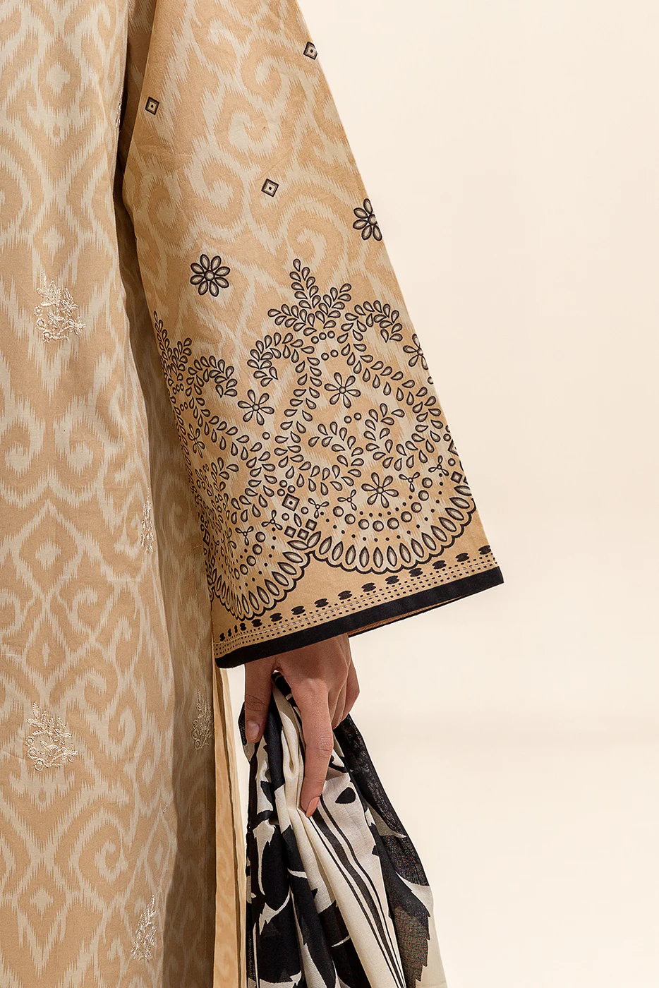 3 PIECE EMBROIDERED LAWN SUIT-ONYX PALE (UNSTITCHED) - Image 6