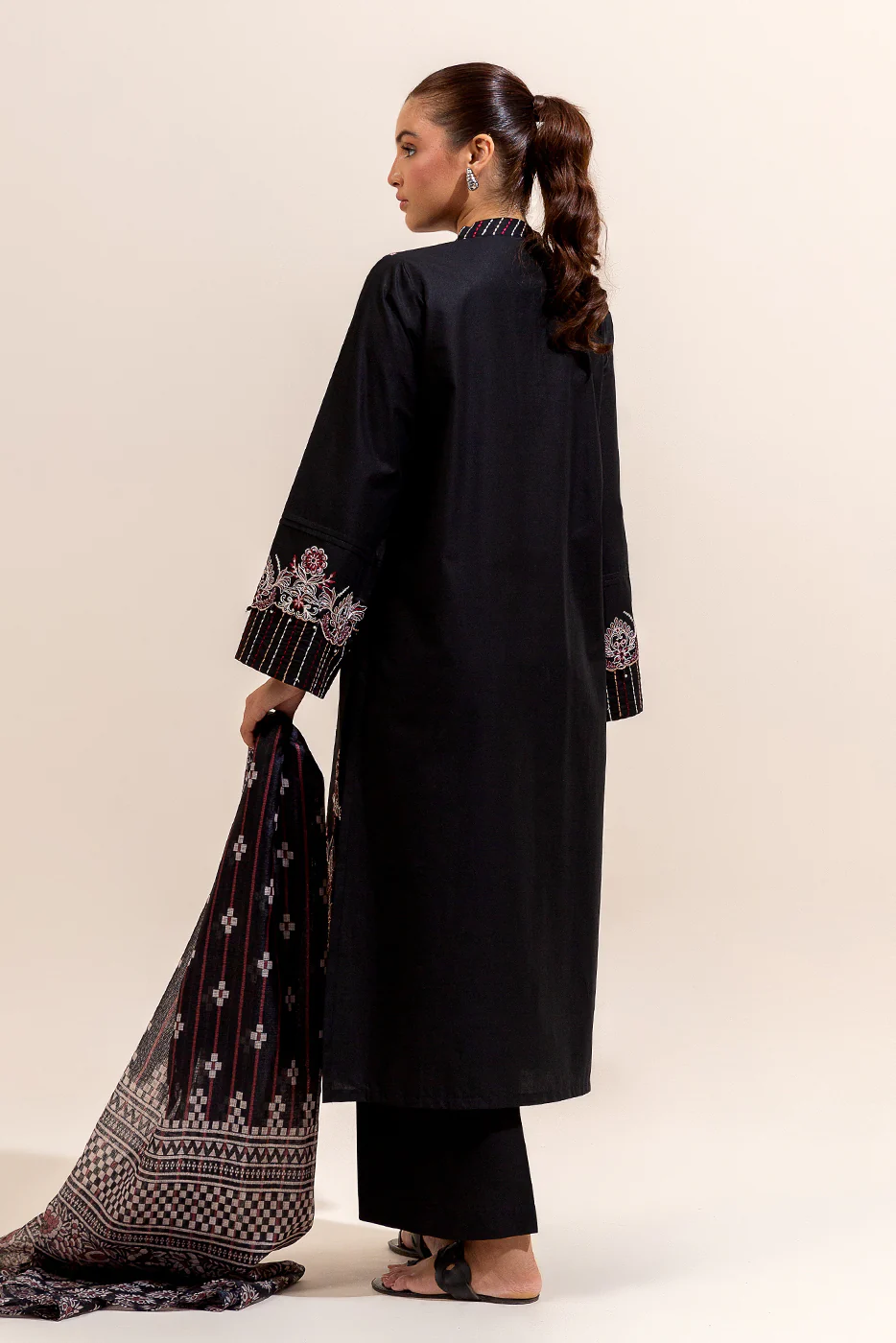 3 PIECE EMBROIDERED LAWN SUIT-PITCH VERVE (UNSTITCHED) - Image 4