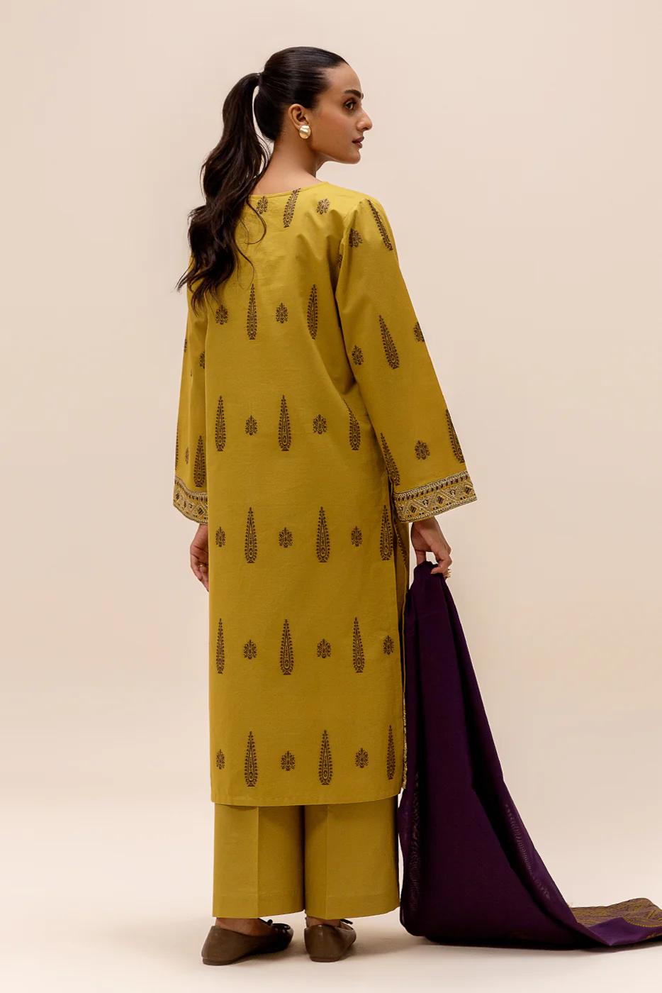 3 PIECE EMBROIDERED JACQUARD SUIT-MOHAGNY PITCH (UNSTITCHED) - Image 4