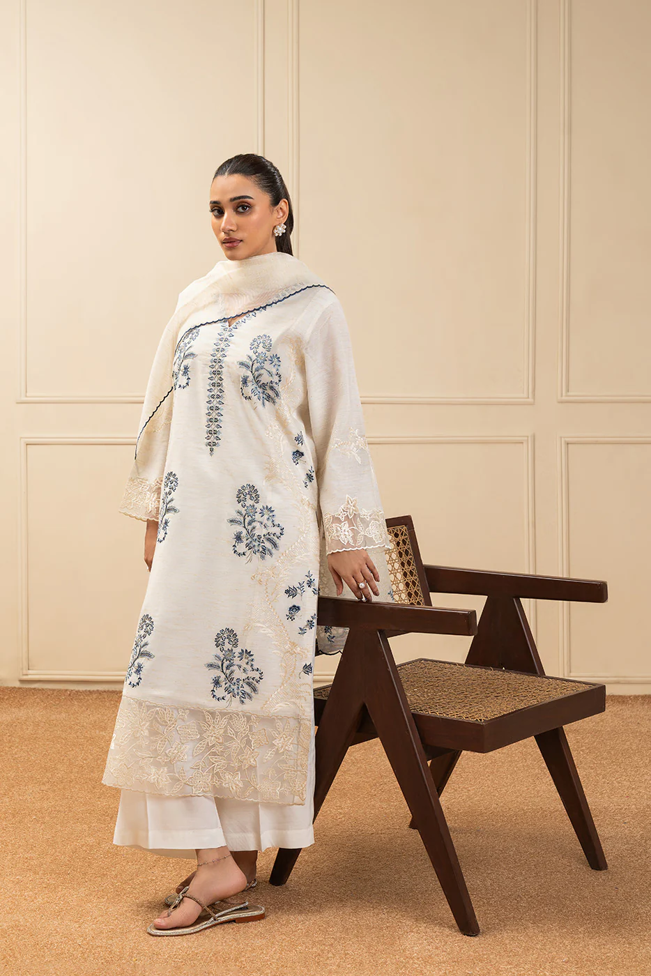 3 PIECE EMBROIDERED GOLD ZARI SUIT (HIGH PRET) - Image 2