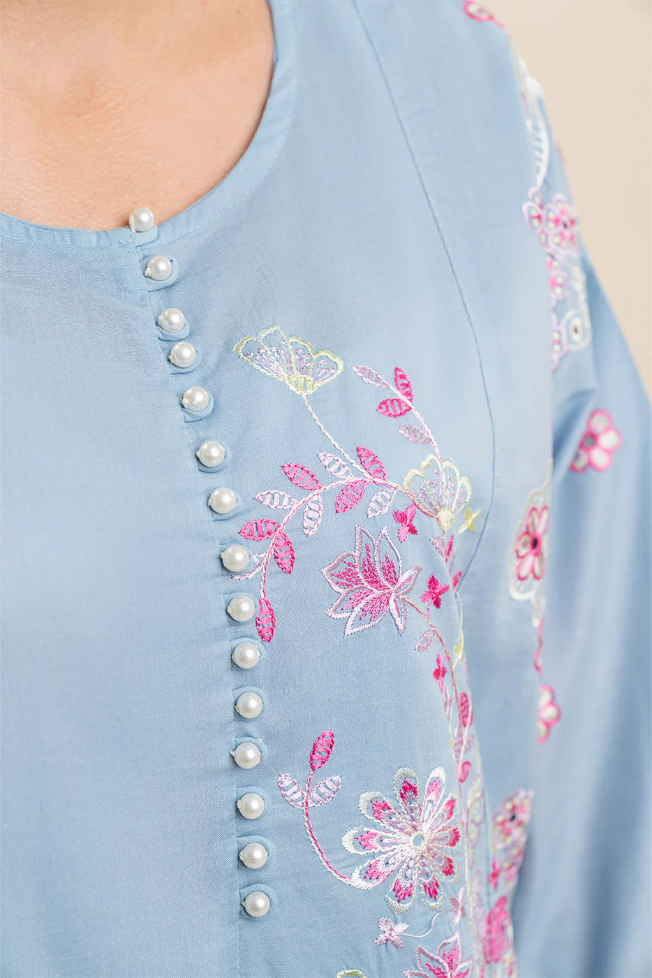 2 PIECE EMBROIDERED LAWN SUIT (PRET) - Image 5
