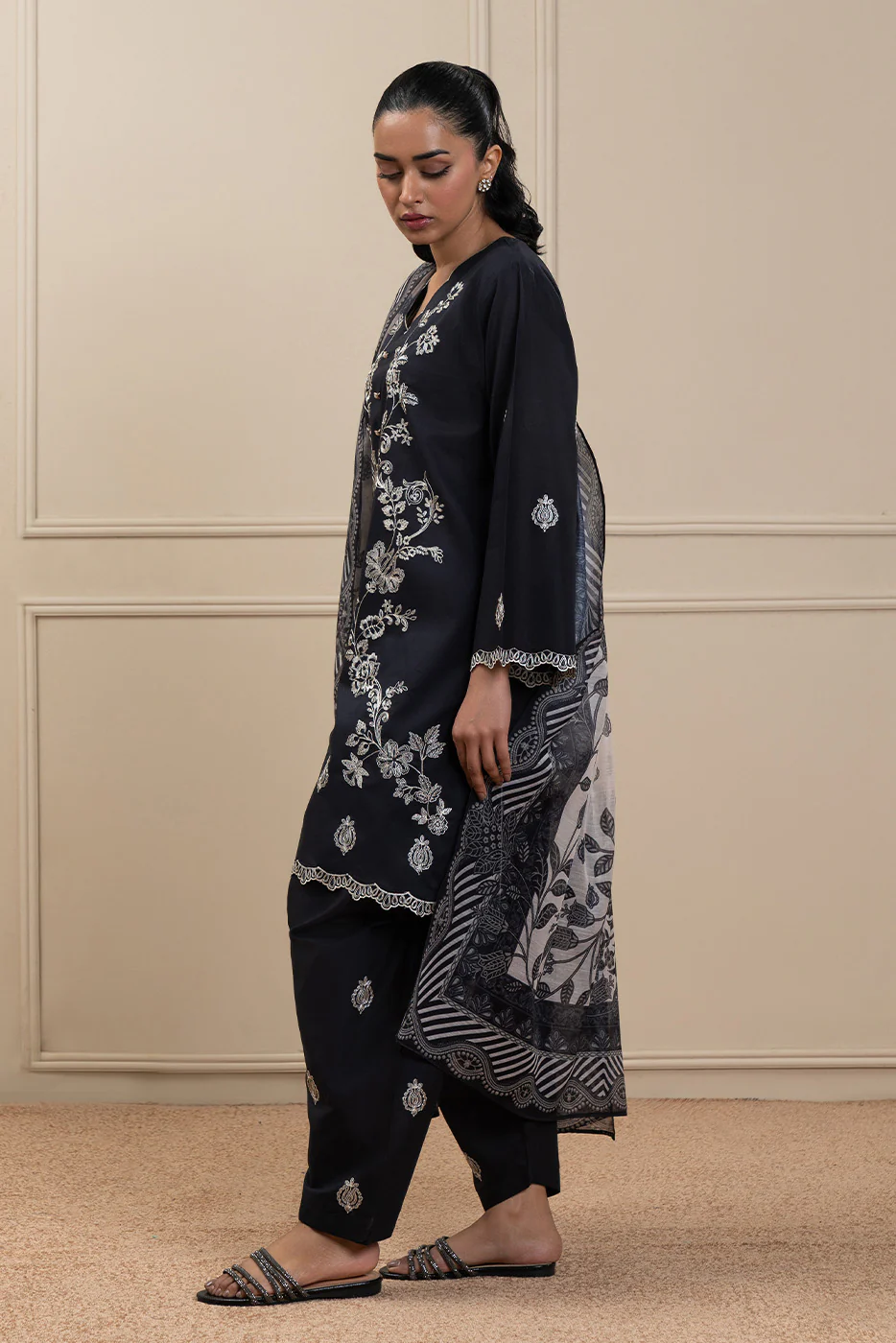 3 PIECE EMBROIDERED LAWN SUIT (HIGH CASUAL) - Image 2