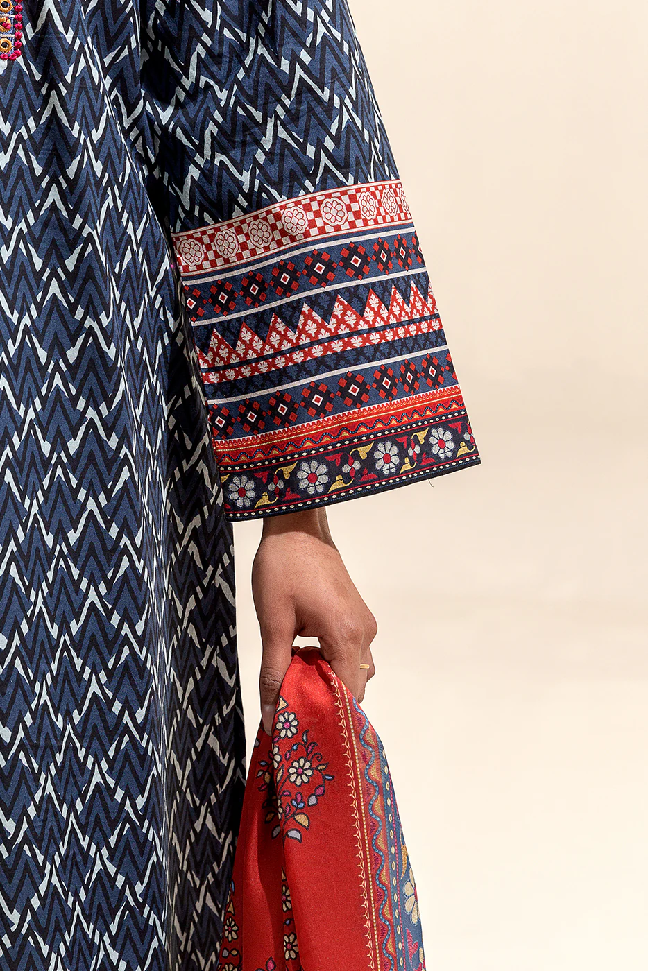 3 PIECE EMBROIDERED LAWN SUIT-SAPPHIRE FOLK (UNSTITCHED) - Image 3