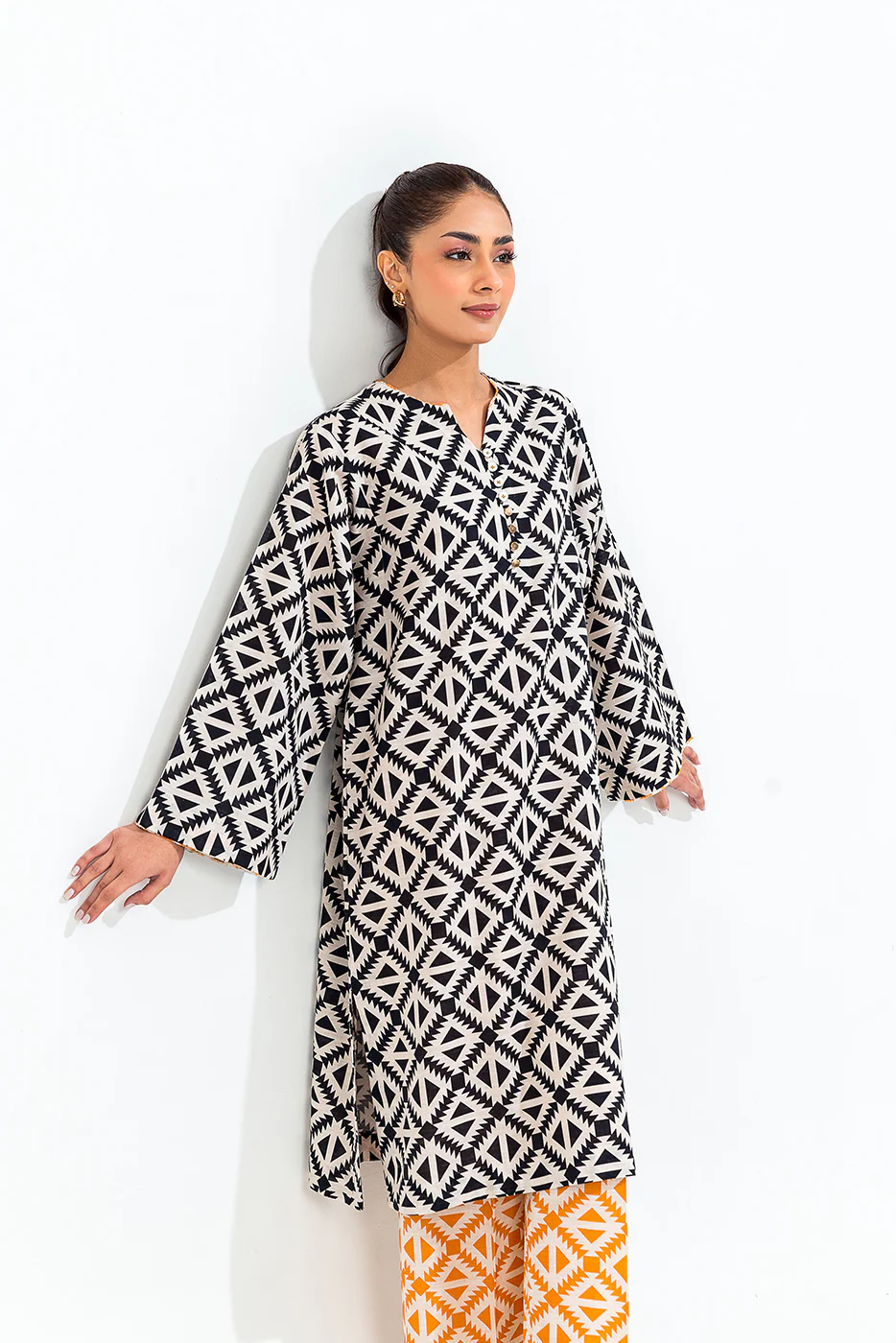 2 PIECE PRINTED KHADDAR SUIT (PRET) - Image 9