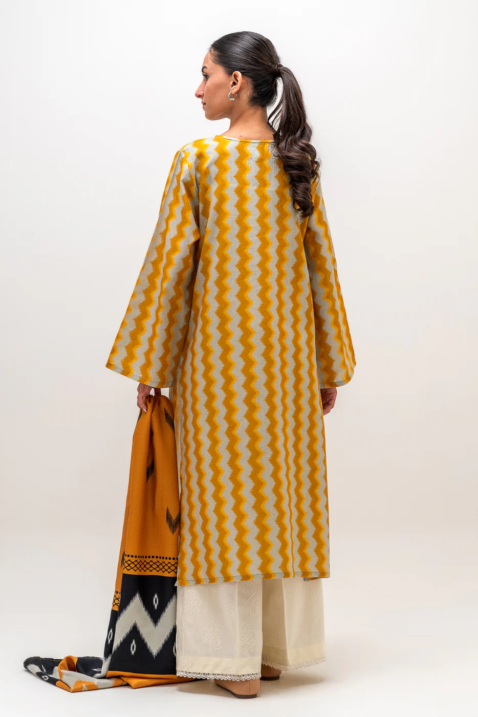 2 PIECE PRINTED KHADDAR SUIT (PRET) - Image 4
