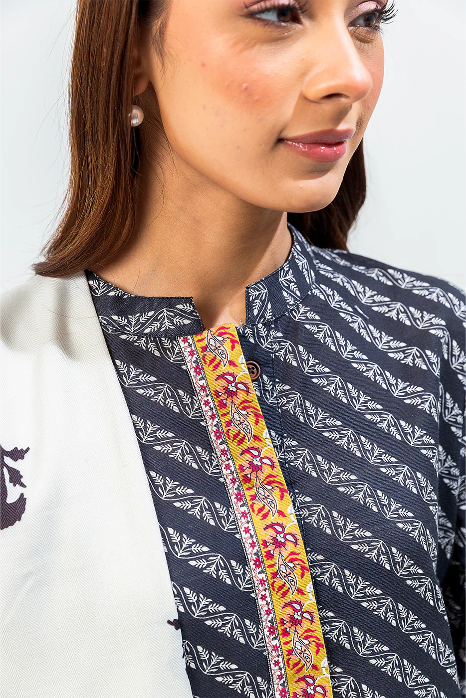 2 PIECE PRINTED KHADDAR SUIT (PRET) - Image 4