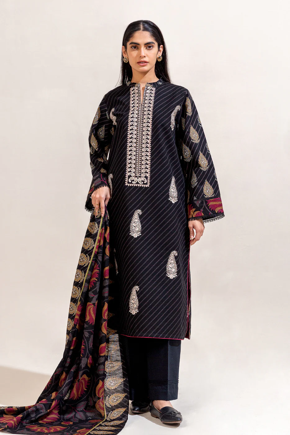 3 PIECE EMBROIDERED KHADDAR SUIT-RAVEN NOIR (UNSTITCHED) - Image 4