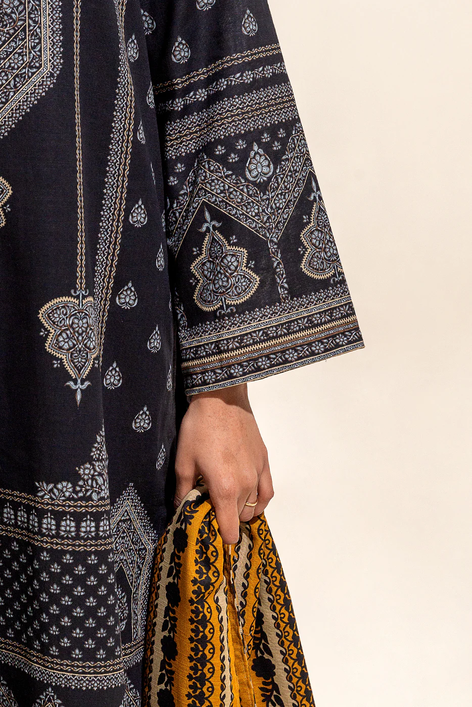 3 PIECE - PRINTED KHADDAR SUIT - GLOOMY MYTH (UNSTITCHED) - Image 6