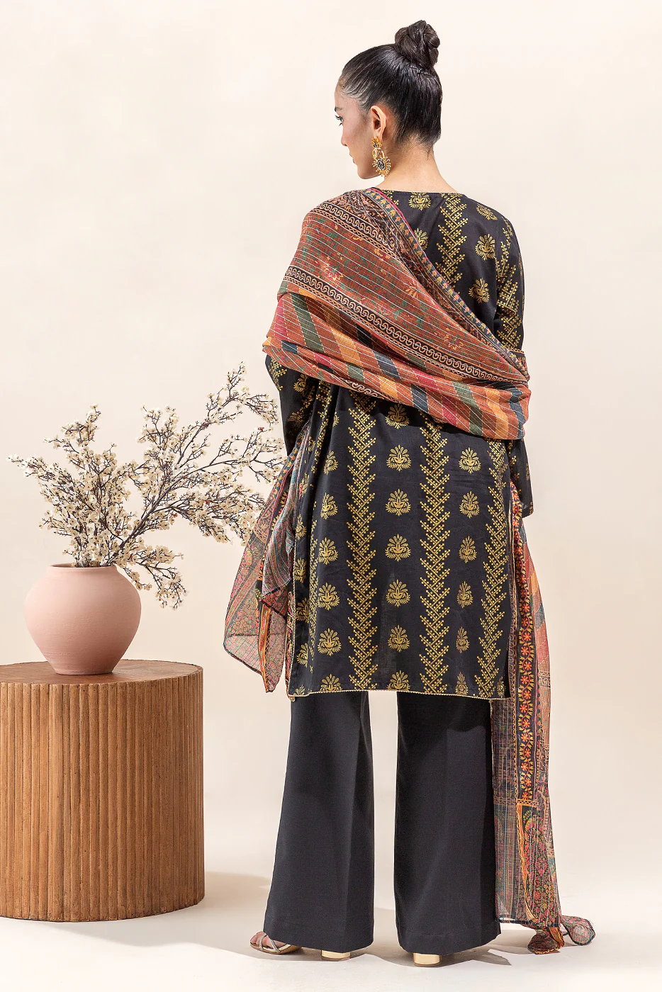 3 PIECE EMBROIDERED LAWN SUIT-BLACK BREEZE (UNSTITCHED) - Image 5