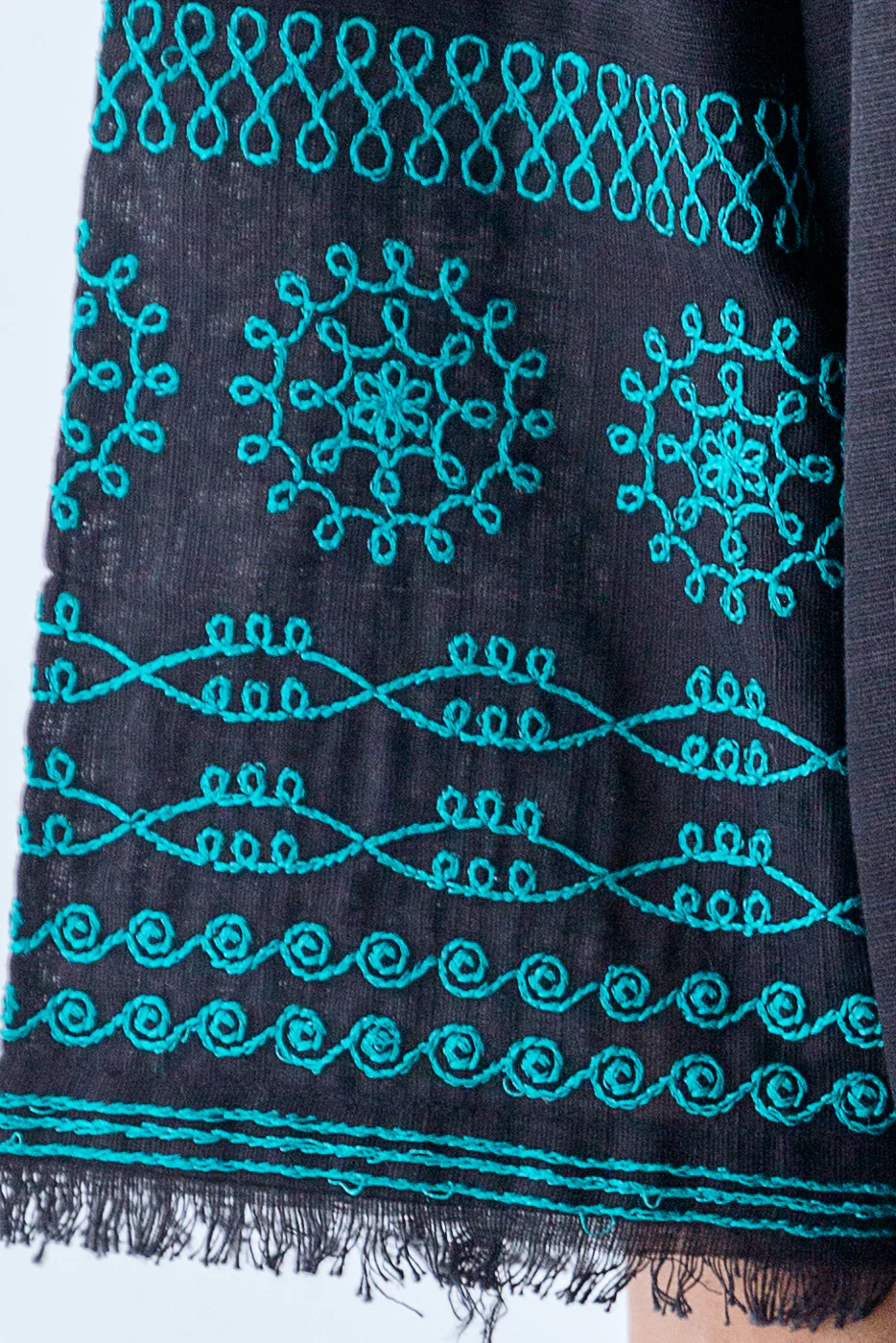 EMBROIDERED KHADDAR SHIRT (PRET) - Image 4