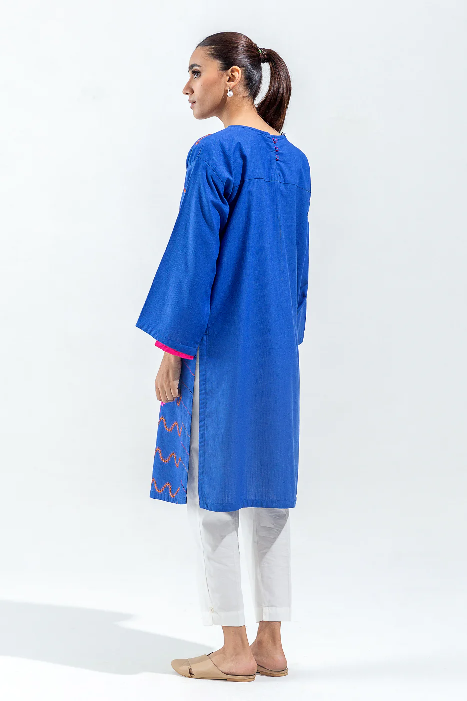 EMBROIDERED SLUB KHADDAR SHIRT (PRET) - Image 4