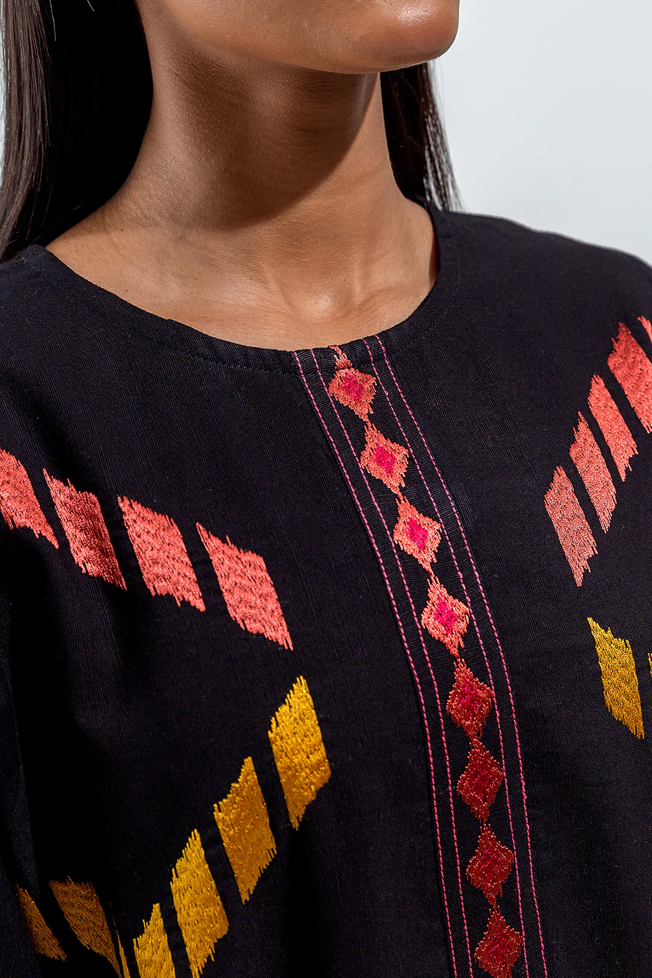 EMBROIDERED SLUB KHADDAR SHIRT (PRET) - Image 4