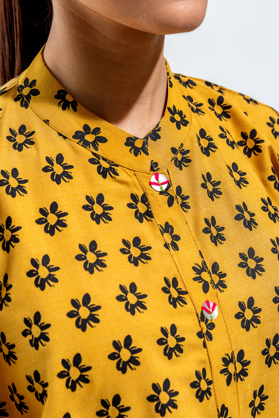 EMBROIDERED CHAMBRAY TOP (PRET) - Image 3