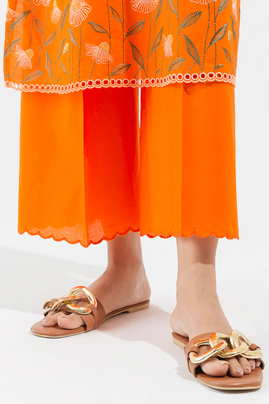 2 PIECE EMBROIDERED LAWN SUIT (PRET) - Image 7
