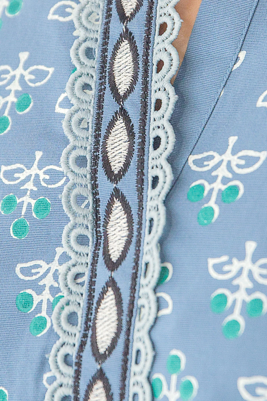 EMBROIDERED KHADDAR SHIRT (PRET) - Image 4