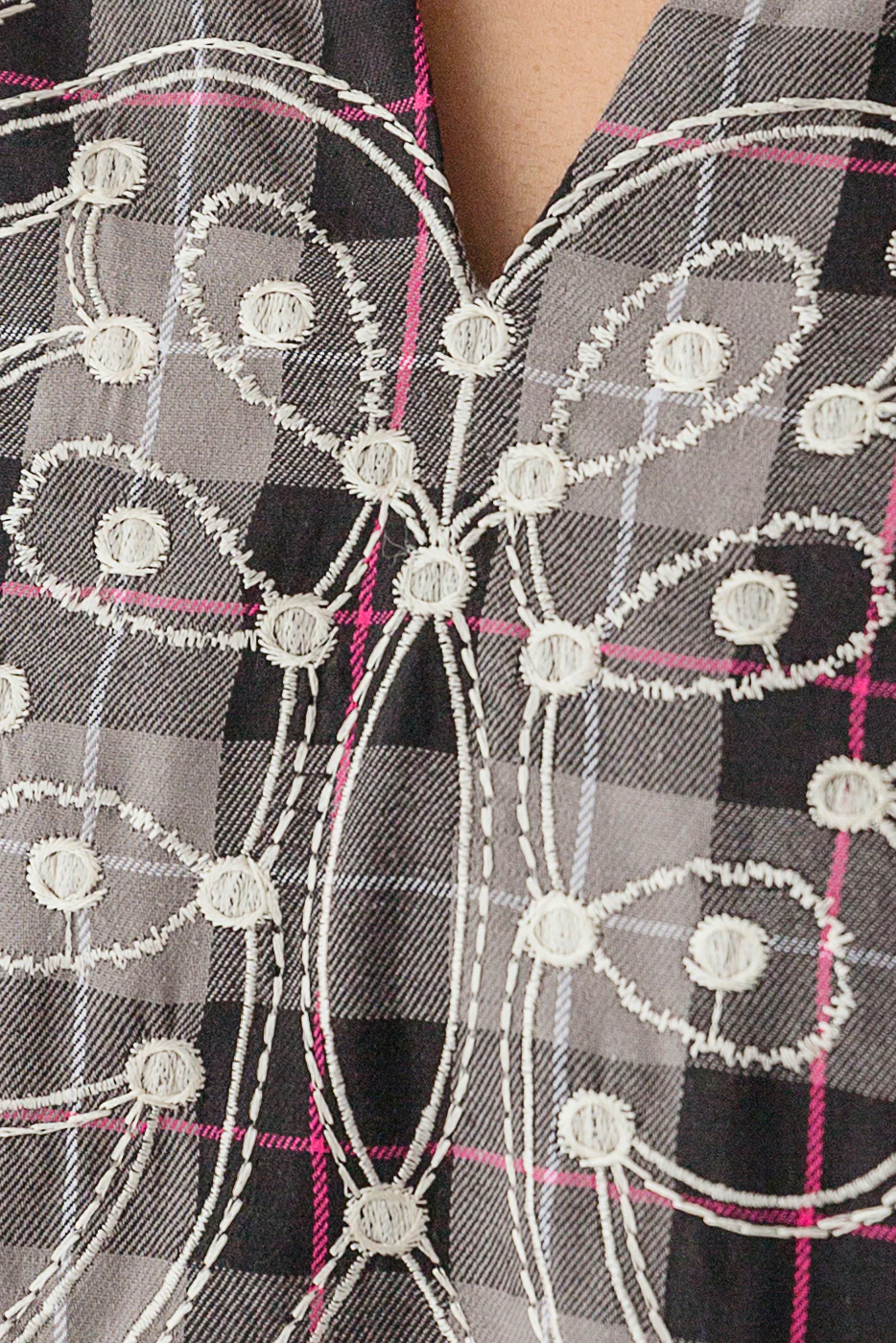 EMBROIDERED KHADDAR SHIRT (PRET) - Image 4
