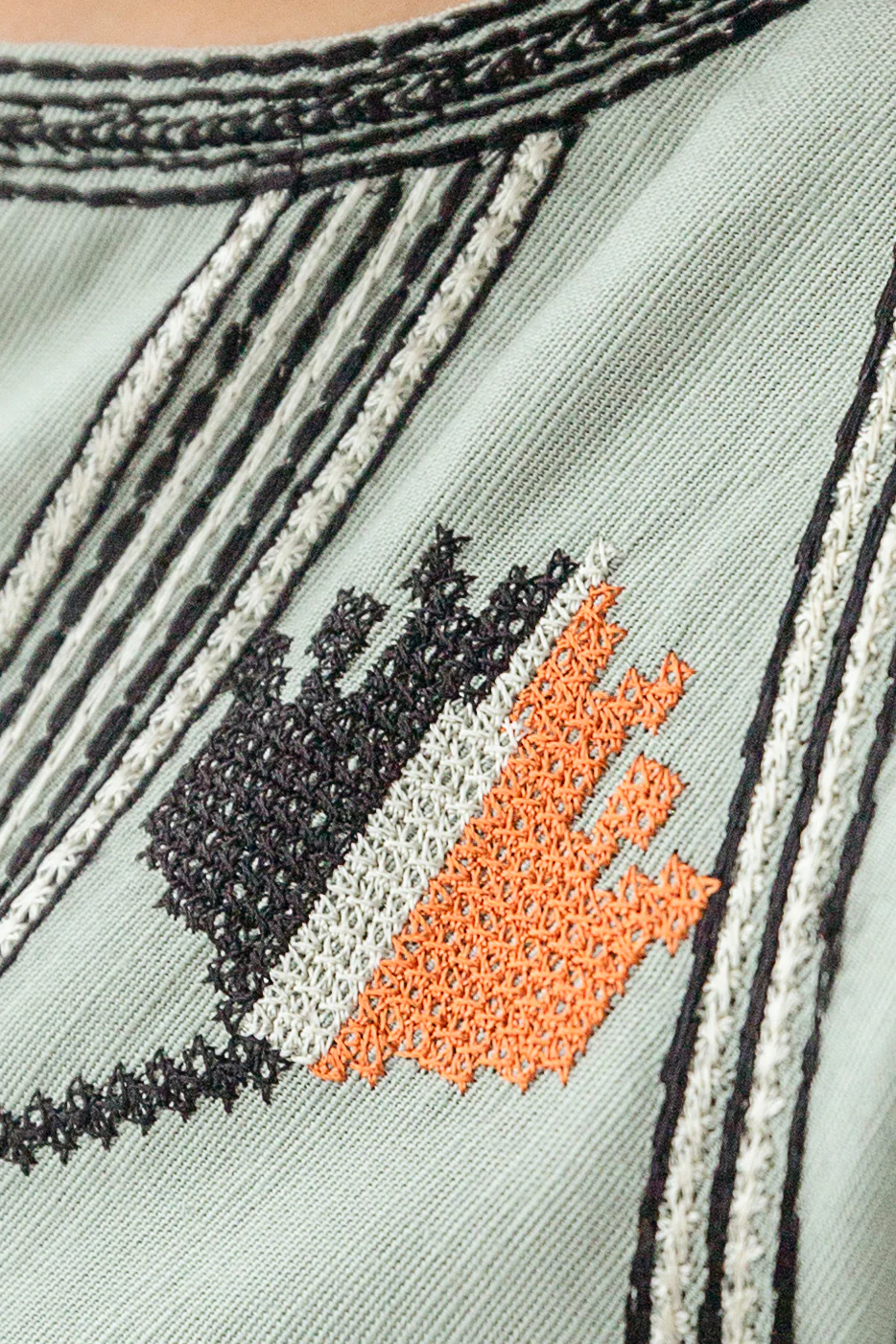 EMBROIDERED SLUB KHADDAR SHIRT (PRET) - Image 4