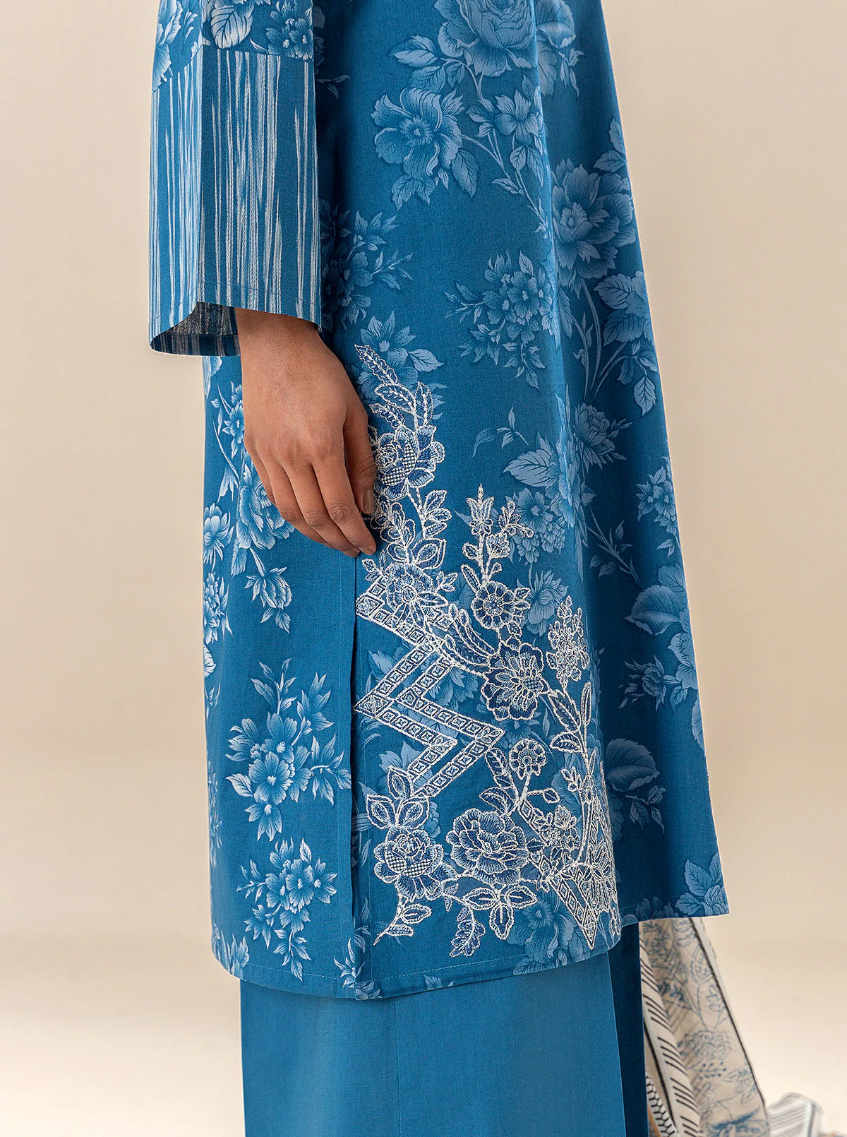 3 PIECE EMBROIDERED LAWN SUIT-ROYAL RENDEZVOUS (UNSTITCHED) - Image 4