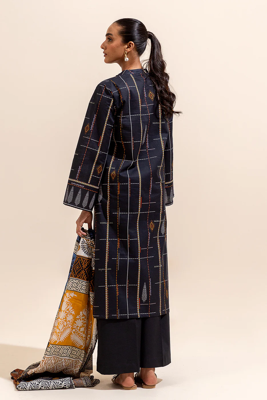 3 PIECE PRINTED LAWN SUIT-NEBULOUS LINES (UNSTITCHED) - Image 4