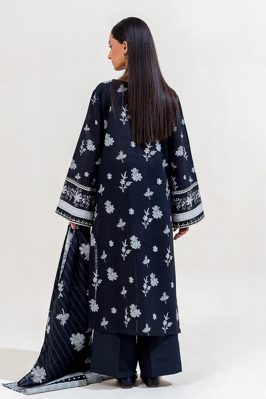 3 PIECE PRINTED KHADDAR SUIT-SMOKEY ASH (UNSTITCHED) - Image 4