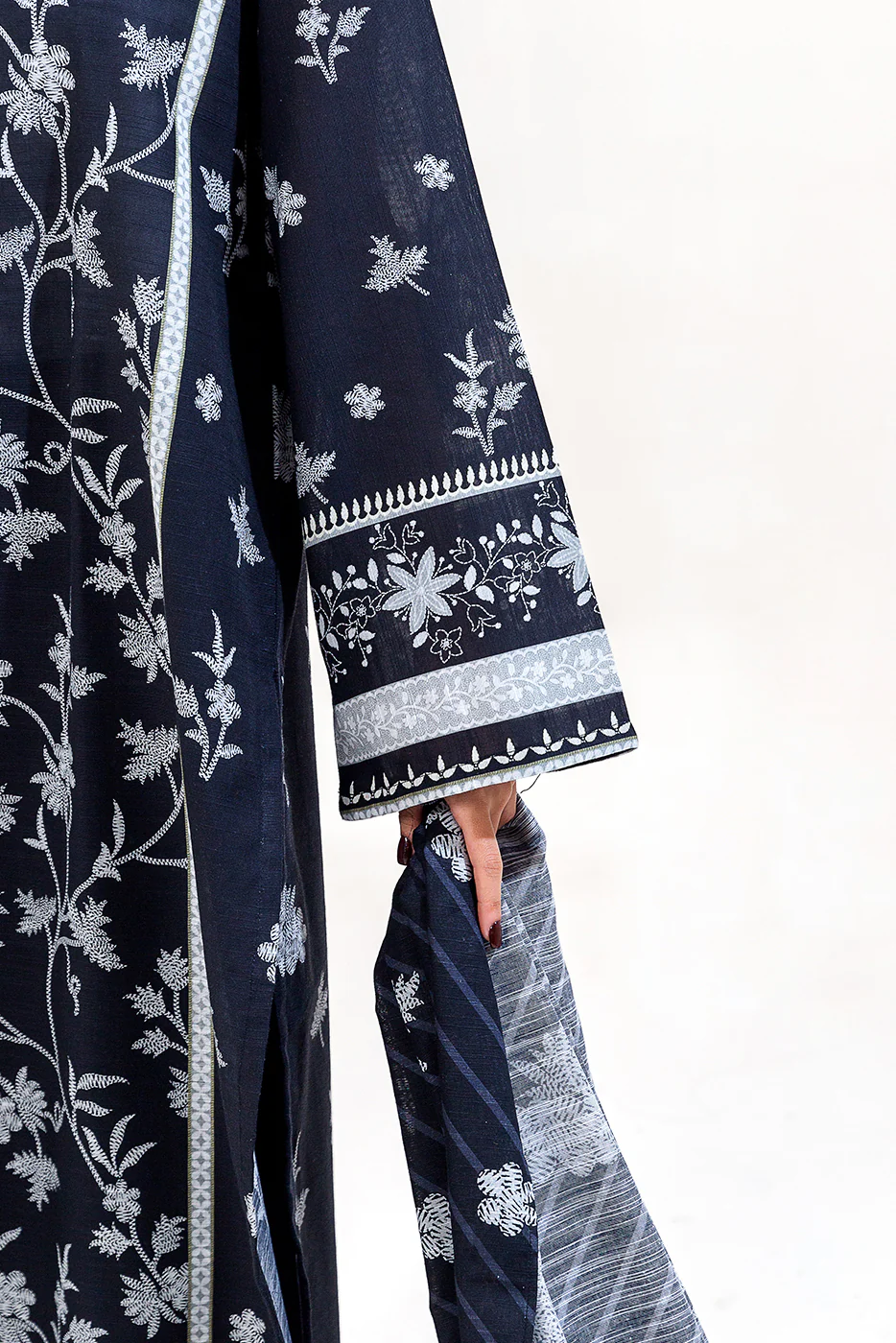 3 PIECE PRINTED KHADDAR SUIT-SMOKEY ASH (UNSTITCHED) - Image 6