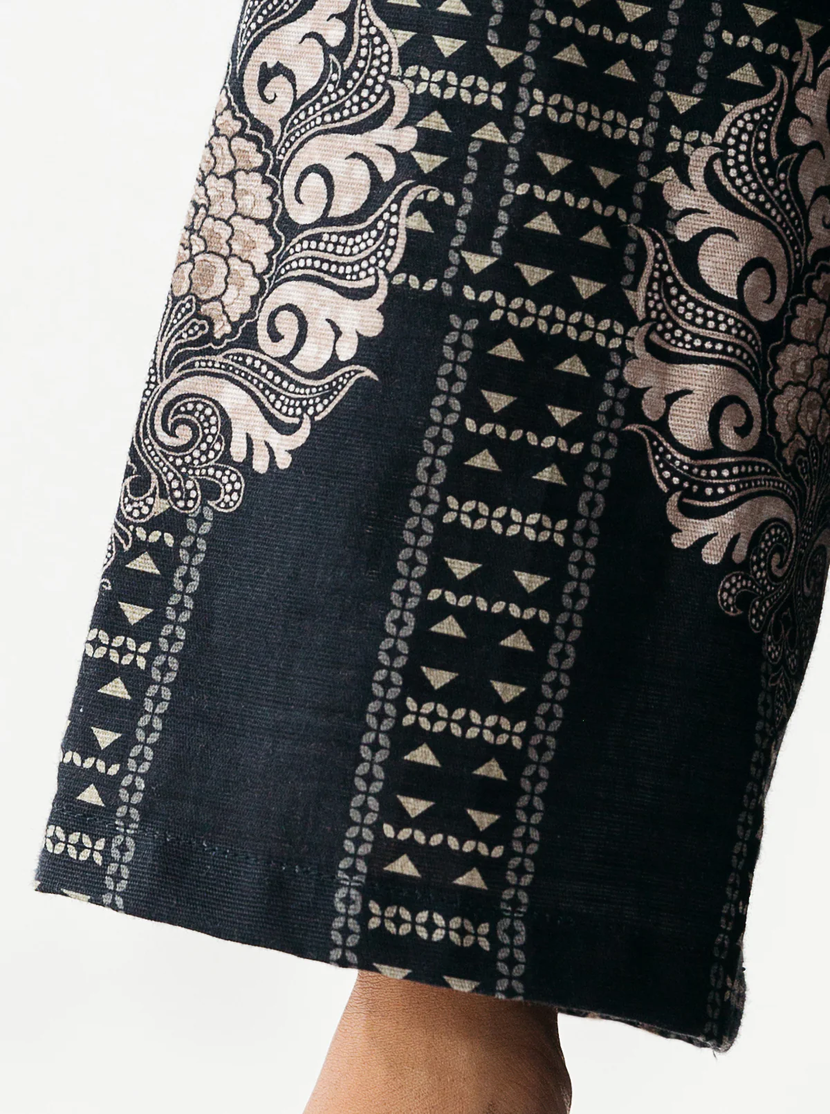 2 PIECE EMBROIDERED KHADDAR SUIT-NIGHTY SILVER (UNSTITCHED) - Image 5