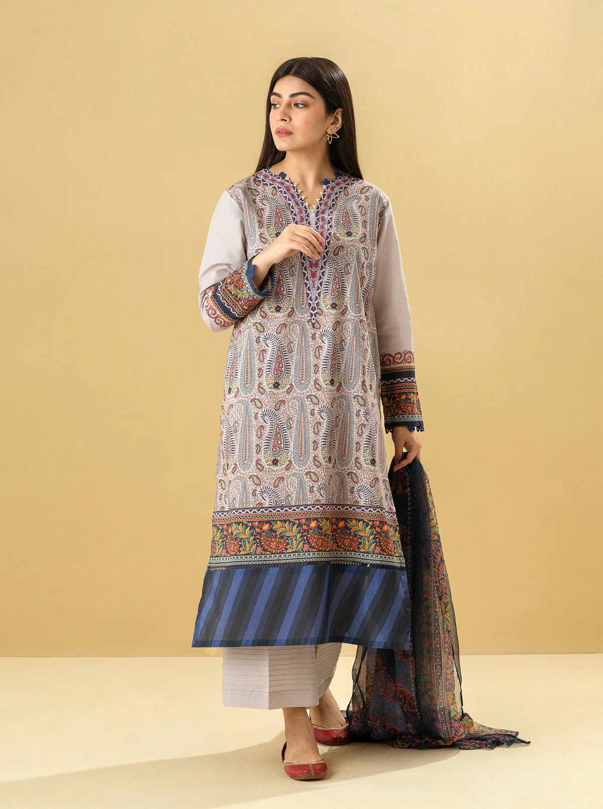 3 PIECE - PRINTED LAWN SUIT - PAISLEY DIVINE - Image 3