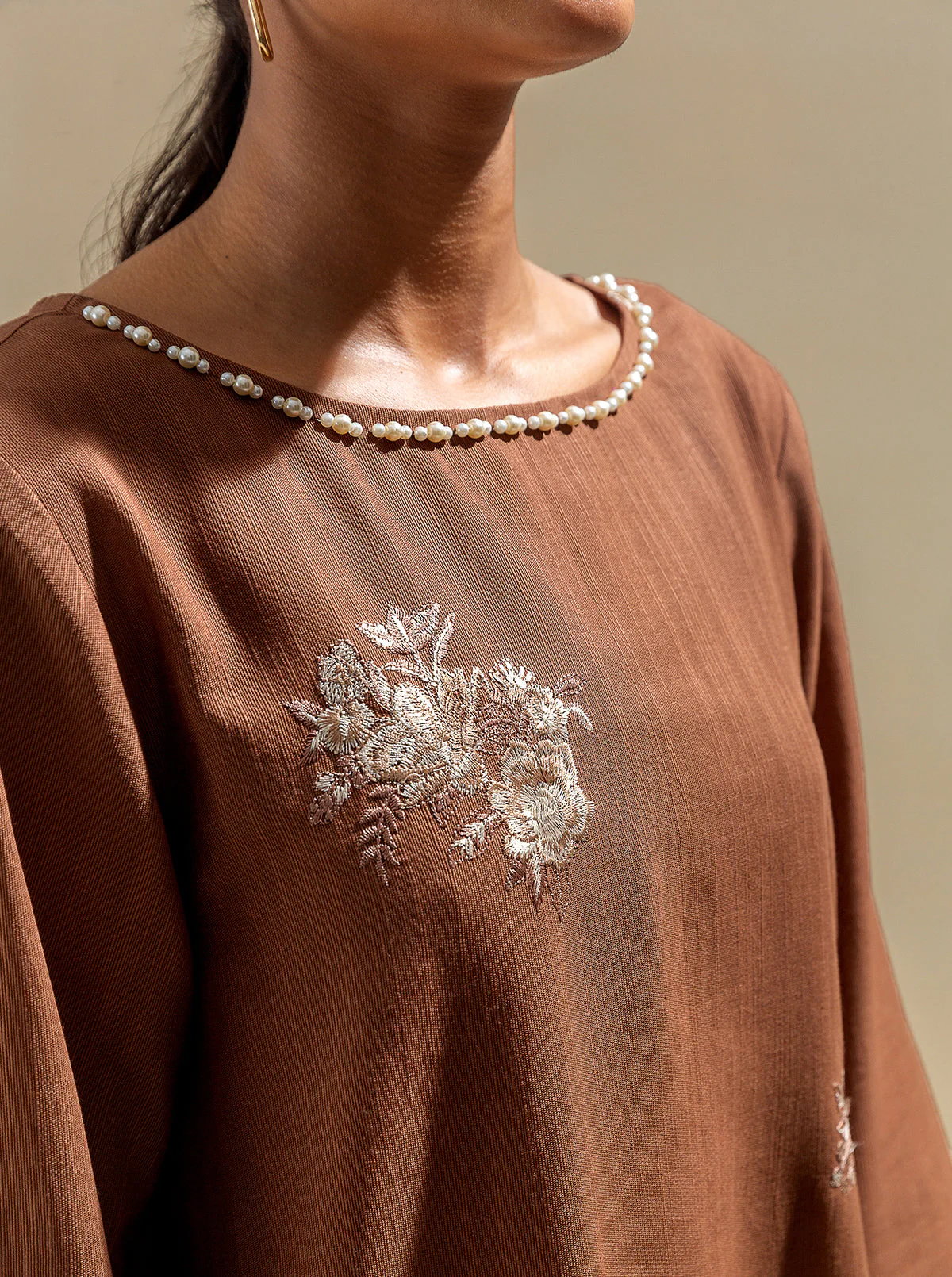 3 PIECE - EMBROIDERED KHADDAR SUIT WITH EMBROIDERED SHAWL - EARTHY HUES - Image 3