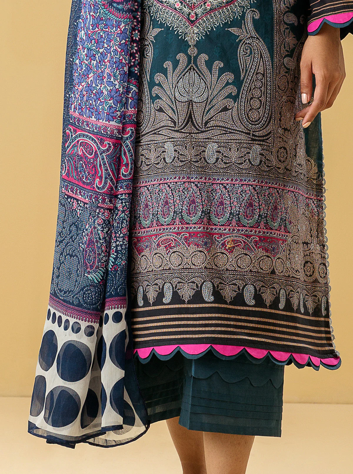 3 PIECE - EMBROIDERED  LAWN SUIT - DIVINE PAISLEY - Image 2