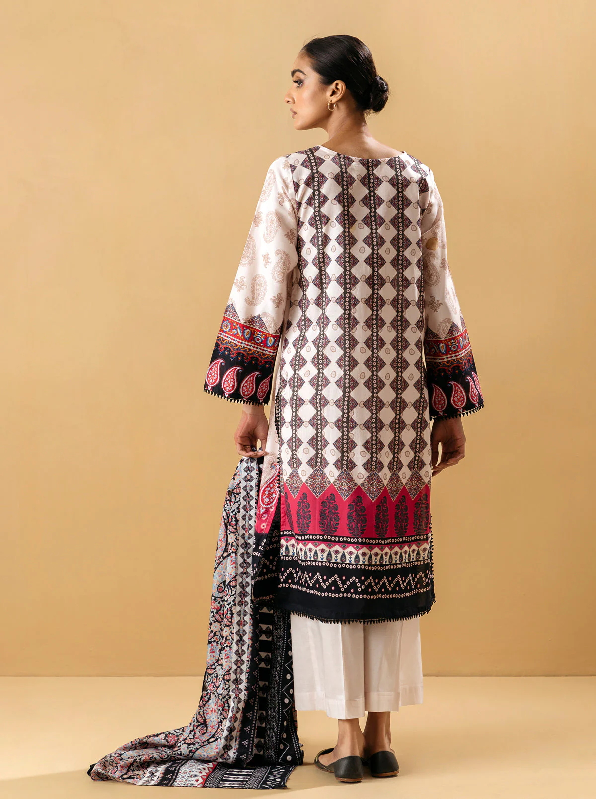 3 PIECE - EMBROIDERED LAWN SUIT - DIVINE GLEAM - Image 5