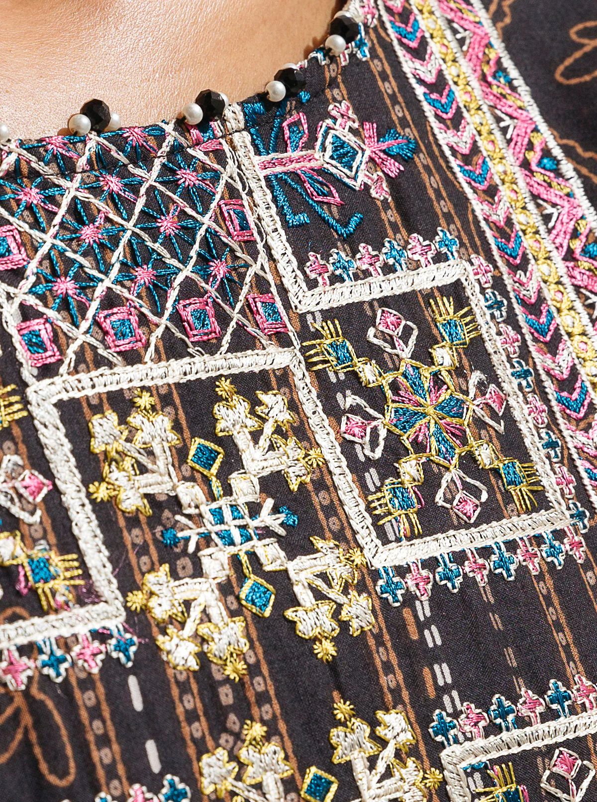 2 PIECE - EMBROIDERED LAWN SUIT - EBONY GRAND - Image 4
