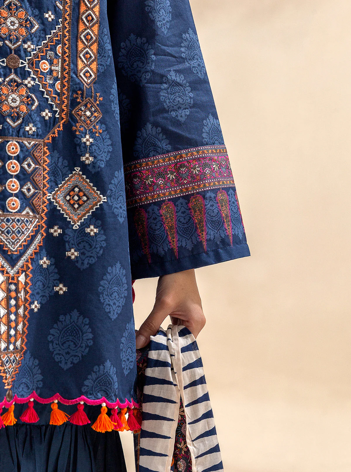 2 PIECE EMBROIDERED LAWN SUIT-METALIC SHIMMERS (UNSTITCHED) - Image 4